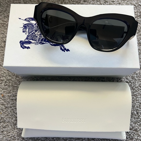 Burberry Elegant Black Sunglasses